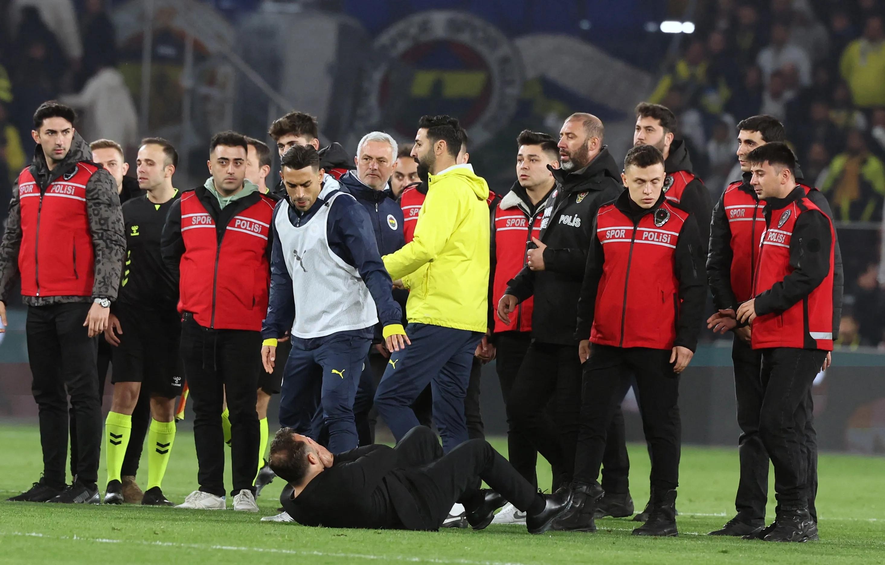 世界网球队鏖战法国网球队,穆雷统治全场的简单介绍 世界网球队鏖战法国网球队,穆雷统治全场的简单介绍