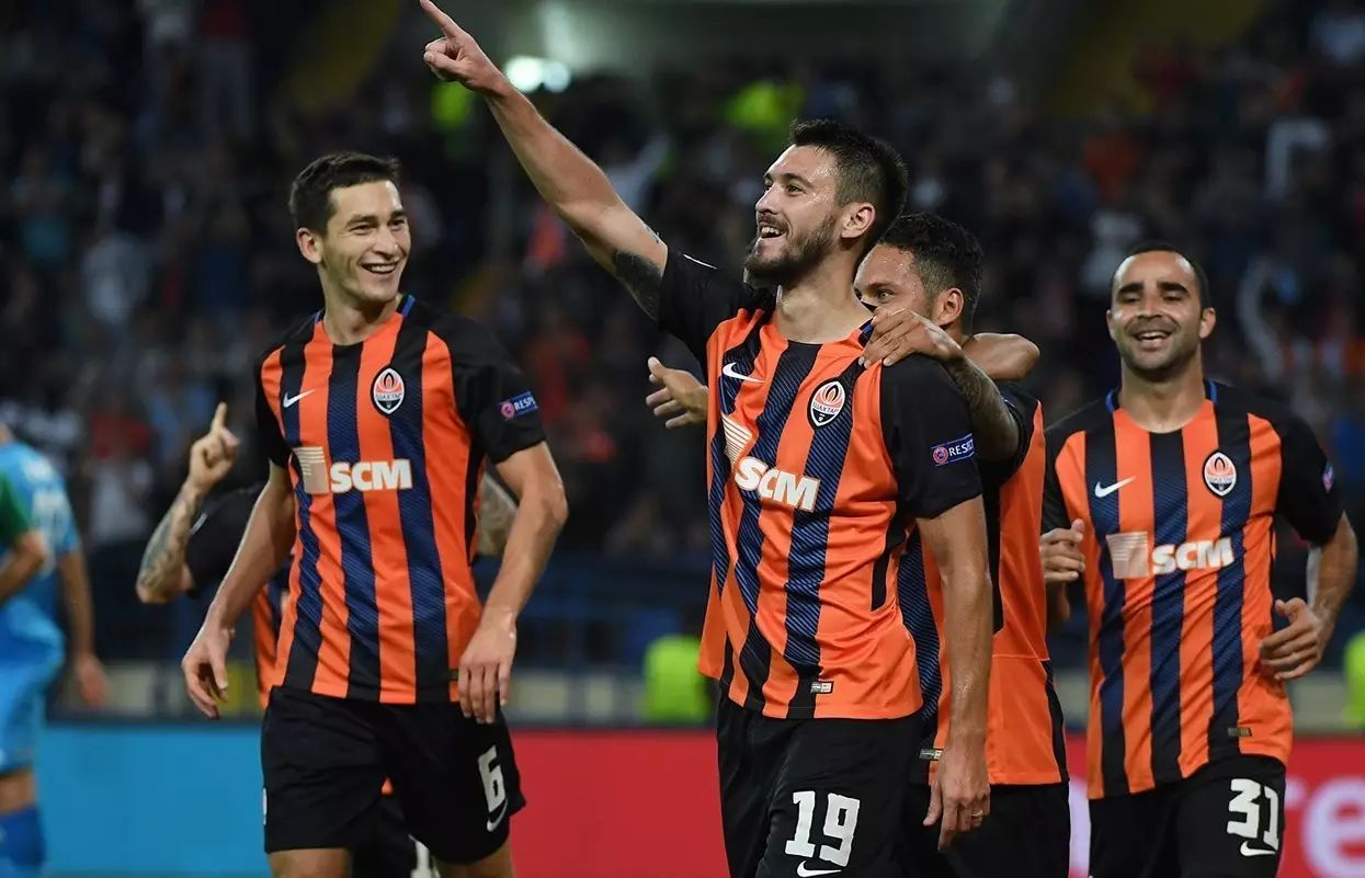 包含摩纳哥客场告捷，连续两场胜利排名下滑的词条