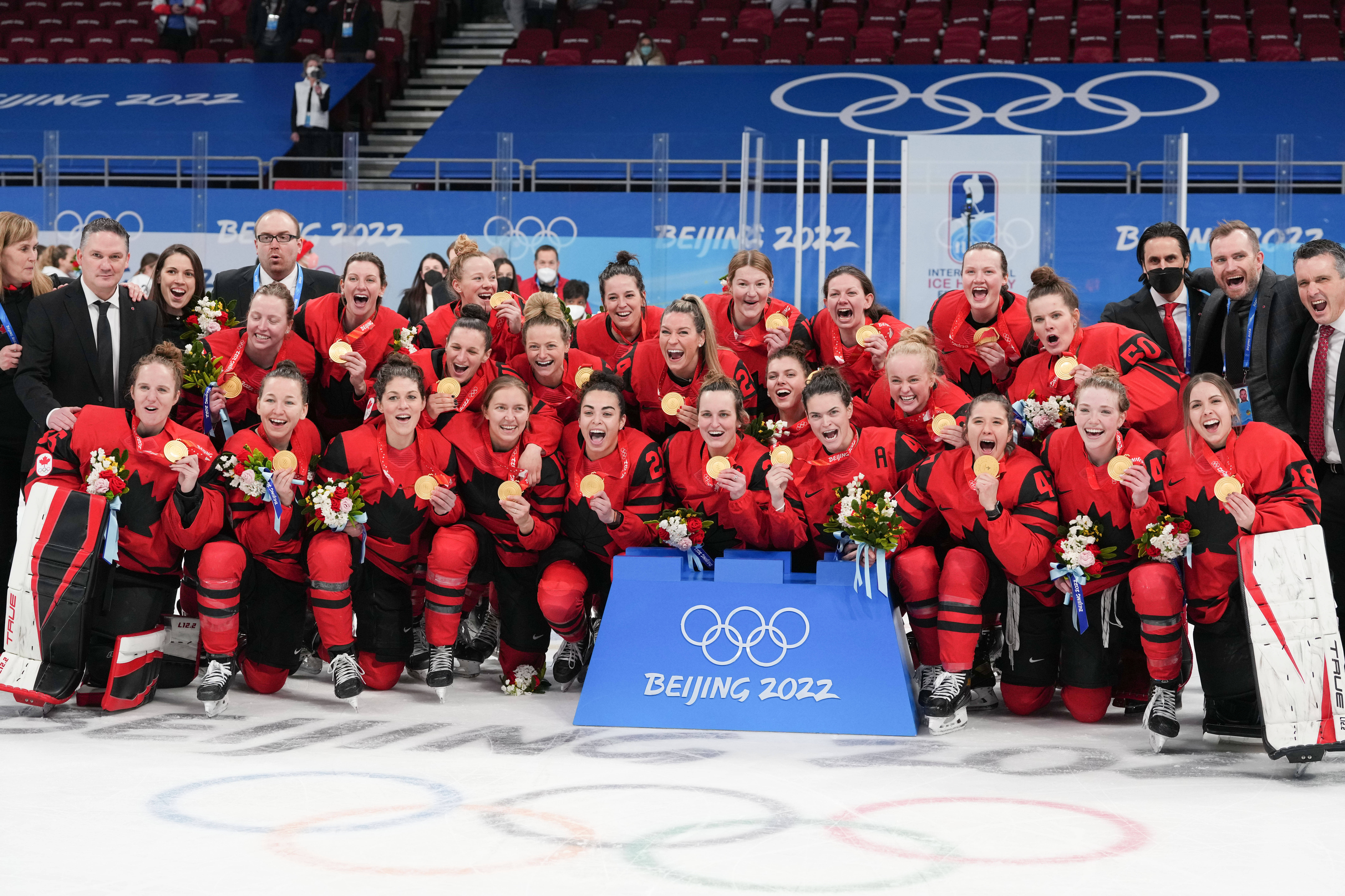 冰球比赛现场热血激战，加拿大选手称霸