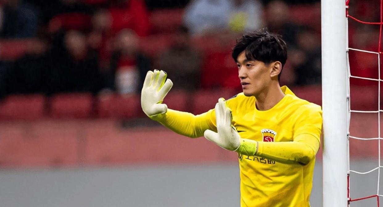 上港门将颜骏凌神勇扑救，帮助球队逼平对手的简单介绍